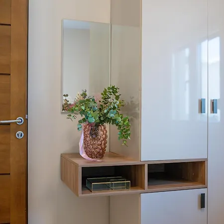 Nina Sibenik, Apartment *