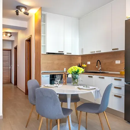 Nina Sibenik, Apartment *
