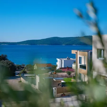 Nina Sibenik, Apartament