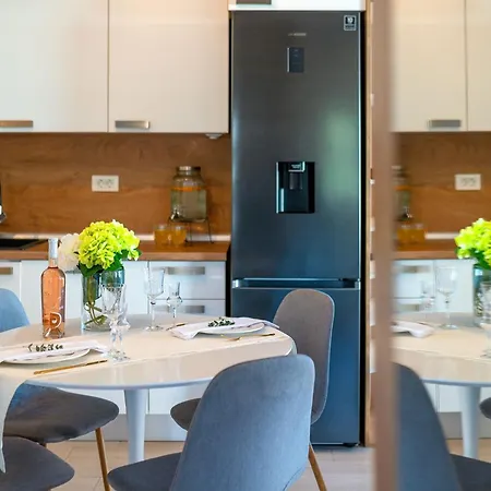 Nina Sibenik, Apartament