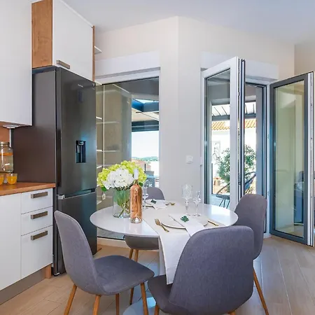 Nina Sibenik, Apartament *