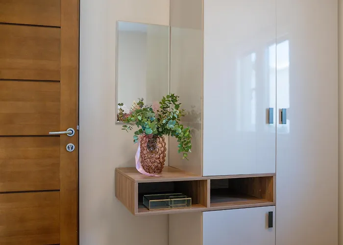 Nina Sibenik, Lejlighed *