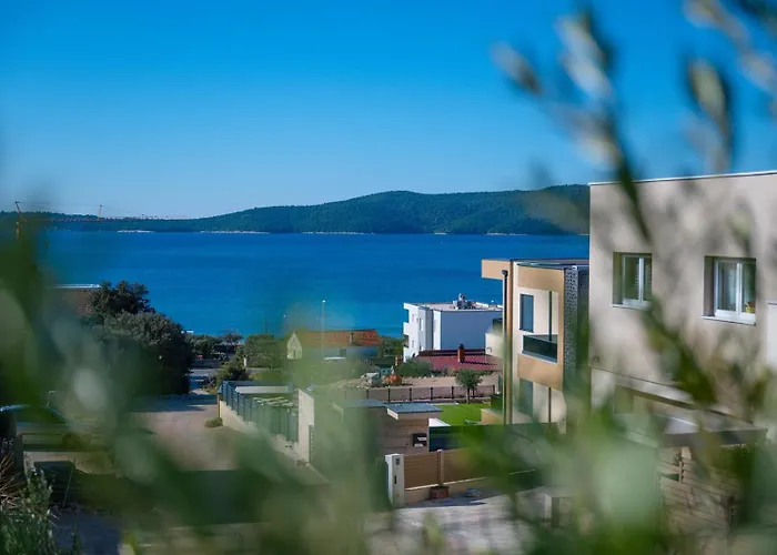 Nina Sibenik, Apartament