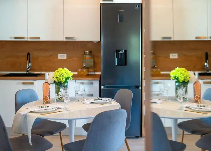 Nina Sibenik, Apartament