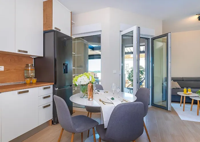 Nina Sibenik, Apartament *